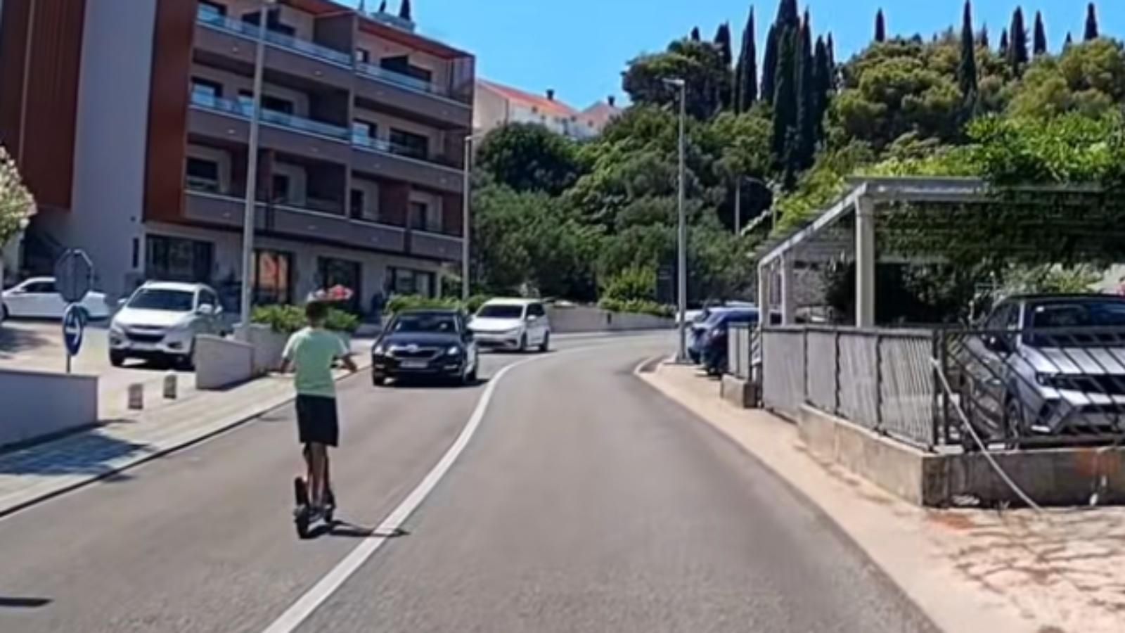 VIDEO KOJI LEDI KRV U ŽILAMA: Dječak romobilom vozi u krivom smjeru, načelnik Konavala apelira roditelje