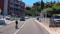 VIDEO KOJI LEDI KRV U ŽILAMA: Dječak romobilom vozi u krivom smjeru, načelnik Konavala apelira roditelje