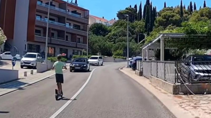 VIDEO KOJI LEDI KRV U ŽILAMA: Dječak romobilom vozi u krivom smjeru, načelnik Konavala apelira roditelje