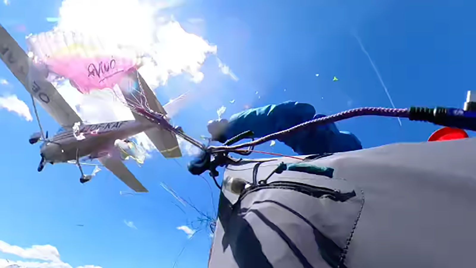 VIDEO Avion udario paraglajdericu usred leta
