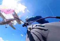 VIDEO Avion udario paraglajdericu usred leta