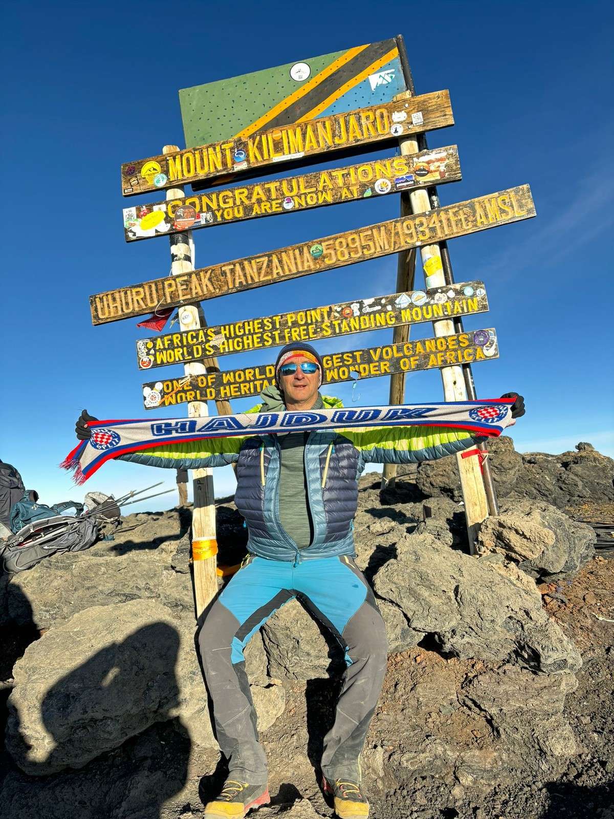 VIDEO: HAJDUKOV ŠAL NA NAJVIŠEM AFRIČKOM VRHU Donio ga je Dalmatinac koji se uspeo na Kilimanjaro