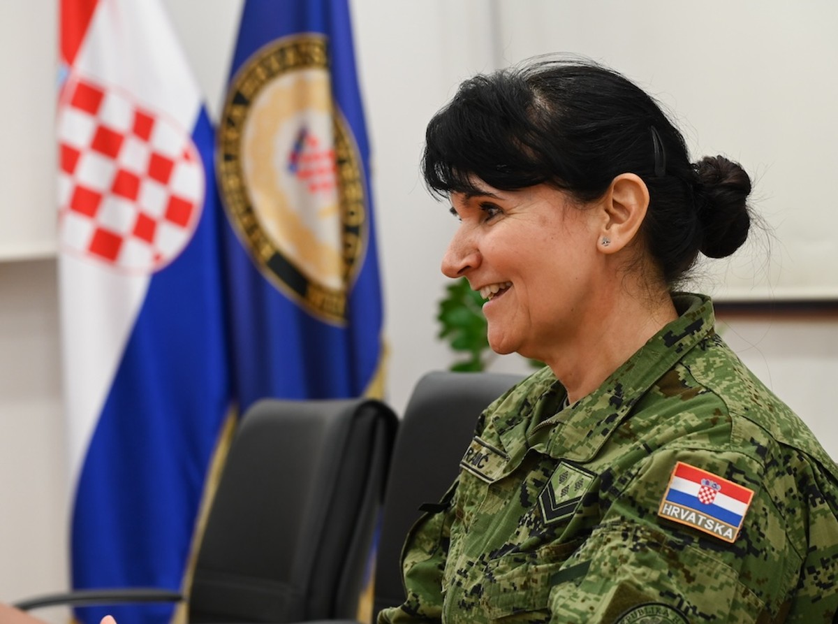 Anušić i Kundid s prvom dočasnicom HRZ-a | foto: MORH