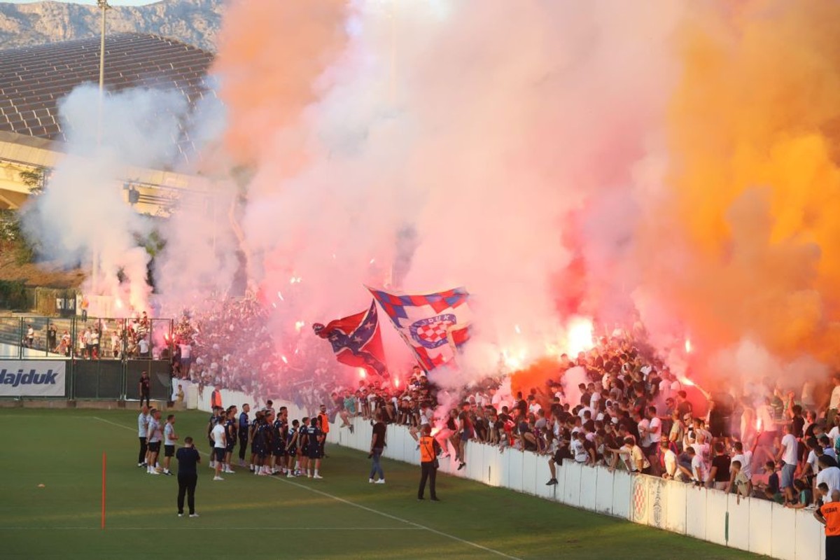 Torcida podržala momčad Hajduka na treningu uoči Dinama | foto: Veljko Martinović