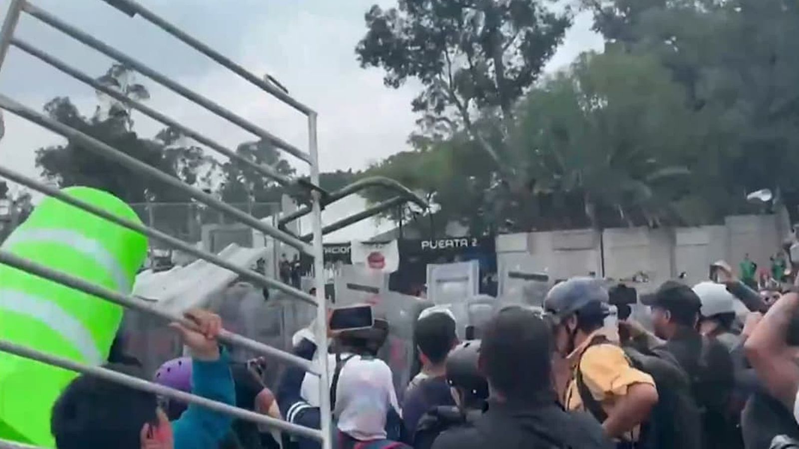 VIDEO Neredi na otvaranju Svjetskog prvenstva: Prosvjednici probili ogradu dok je svirala himna