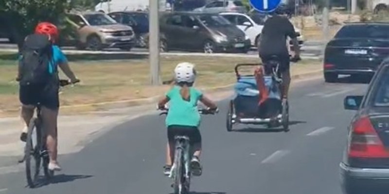 FOTO Opasna obiteljska vožnja jednim od najprometnijih križanja