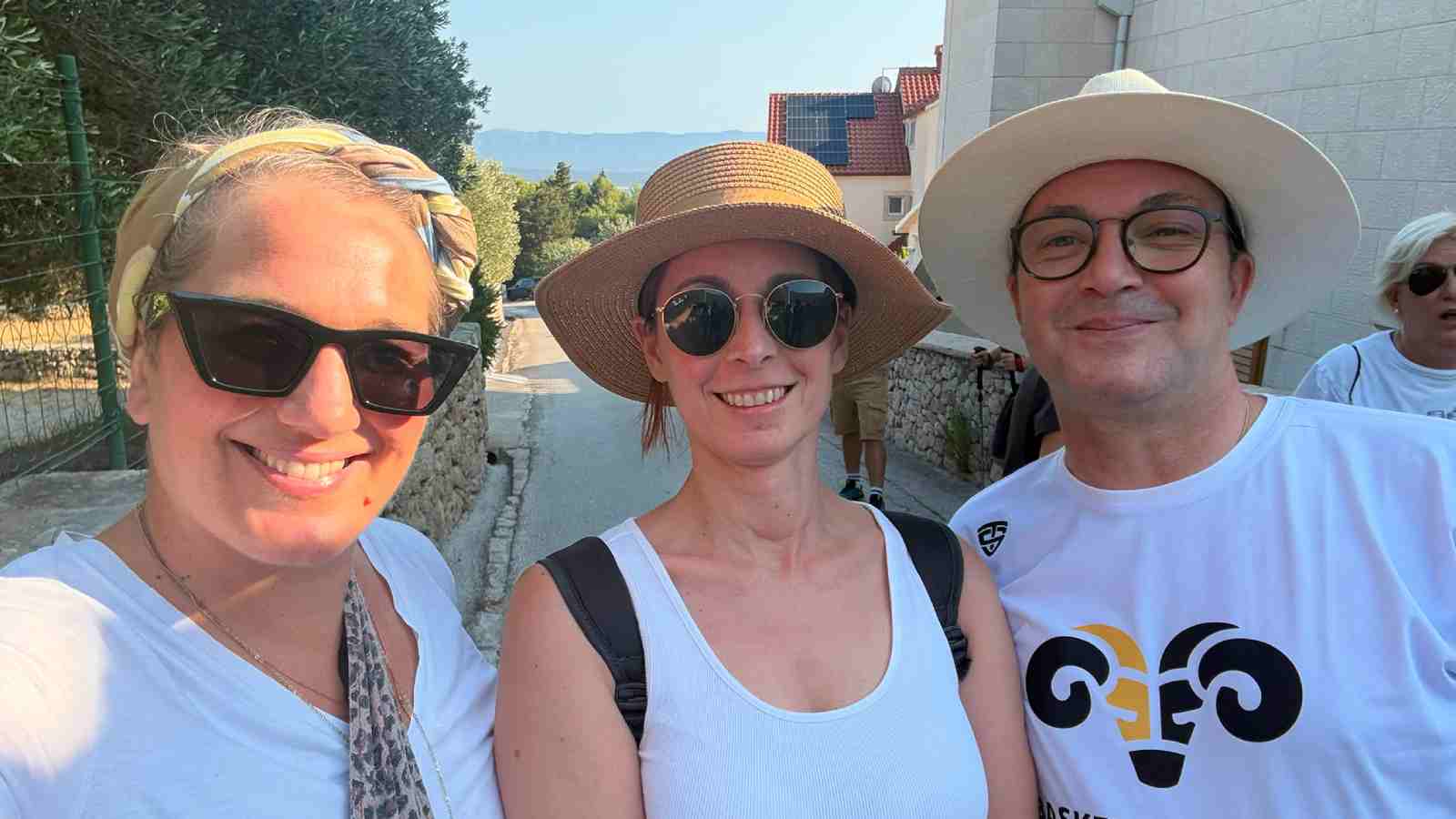 Zajedništvo u Supetru: Stipe pliva oko Brača, a podrška humanitarcu stigla je s Vidove gore