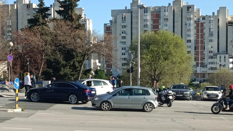 PROMETNA NA POLJIČKOJ Sudarila se dva auta