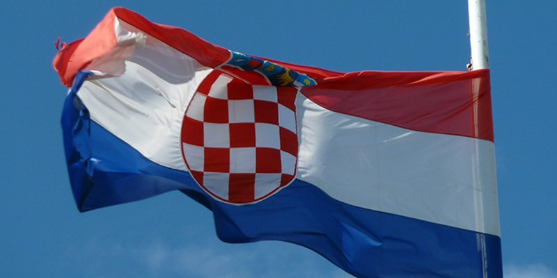 Zapalio hrvatsku zastavu i policijsku kapu, završio na Županijskom sudu 