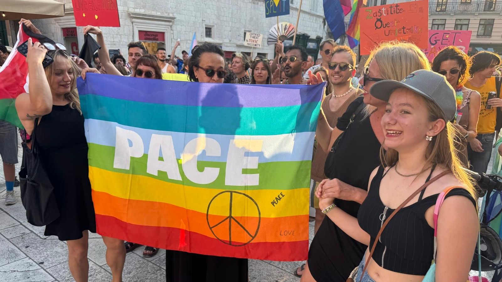 FOTO/VIDEO: 15. SPLIT PRIDE Povorka prošla centrom Splita uz jaku policijsku pratnju, čuo se povik