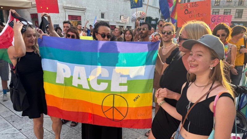 FOTO/VIDEO: 15. SPLIT PRIDE Povorka prošla centrom Splita uz jaku policijsku pratnju, čuo se povik