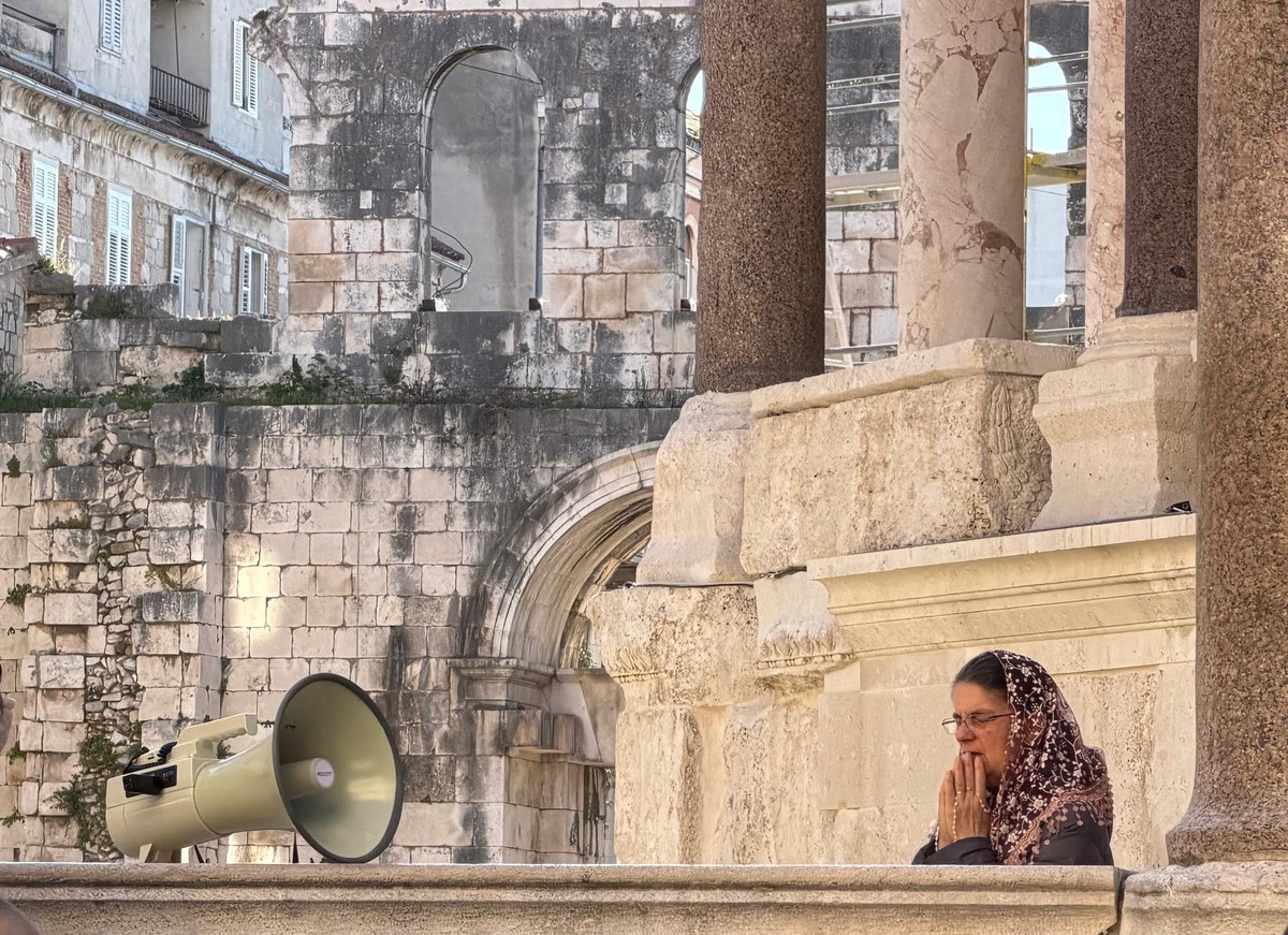 UOČI USKRSA Katolički muževi i jutros na koljenima molili krunicu na Peristilu