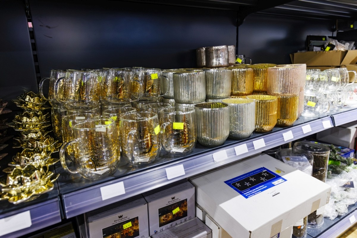 Božićna groznica trese Dalmaciju: U kaštelanskom outletu krenuo Black Friday! Božićni asortiman na 50% popusta, a na rasprodaji su stabla maslina i limuna