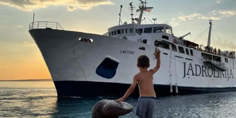 Dječaci dva mjeseca mahali trajektu na Olibu, kapetan napravio nešto što će pamtiti