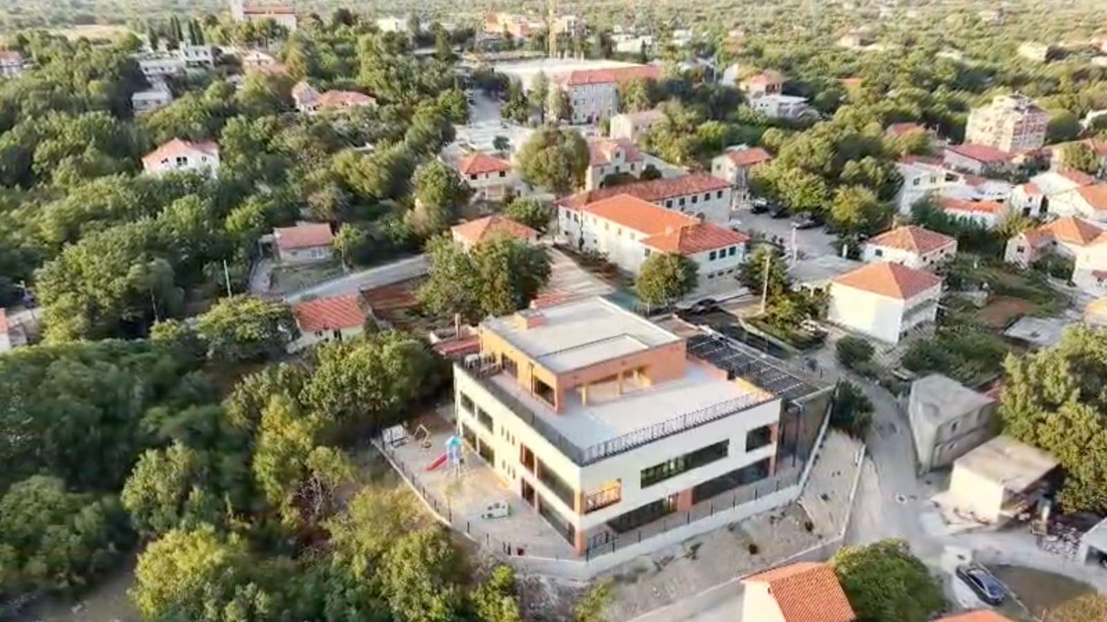 VIDEO Pogled iz zraka na novi vrtić u Dugopolju: Investicija od 2,2 milijuna eura je završena