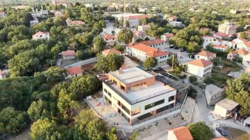 VIDEO Pogled iz zraka na novi vrtić u Dugopolju: Investicija od 2,2 milijuna eura je završena
