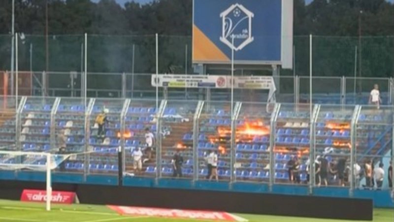 VIDEO: Torcida nakon utakmice zapalila sjedalice