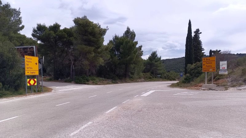 FOTO/VIDEO Pogrešno postavljena prometna tabla na Braču: 'Jesu li majstori za rakiju'