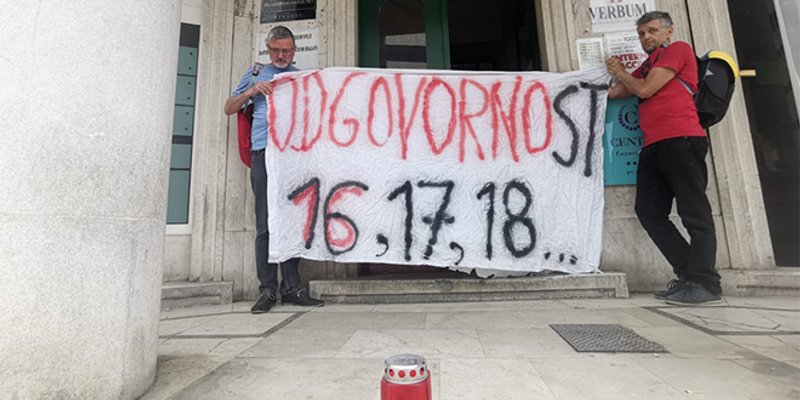 SPLITSKI AKTIVISTI PRED SJEDIŠTEM HDZ-a 'Tko je odgovoran za smrt 18 štićenika Doma za starije?'