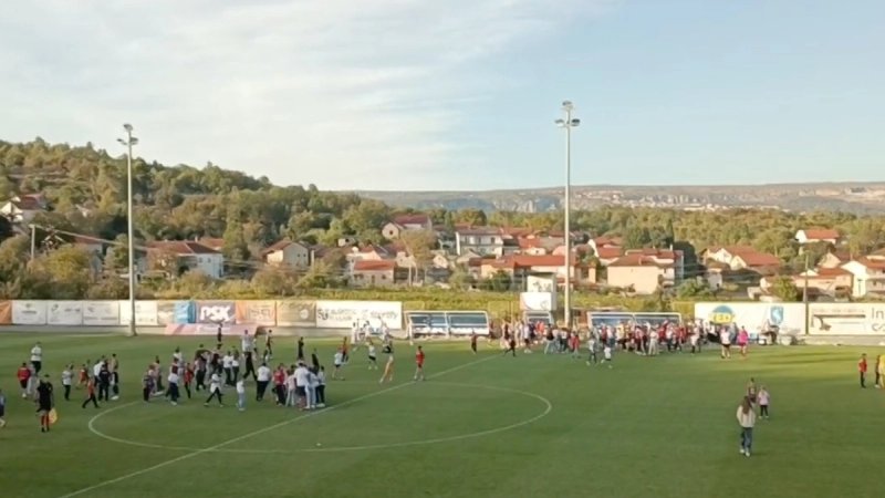 VIDEO: Evo koliko im Hajduk znači! Mnoštvo djece utrčalo na teren nakon utakmice 'bijelih'
