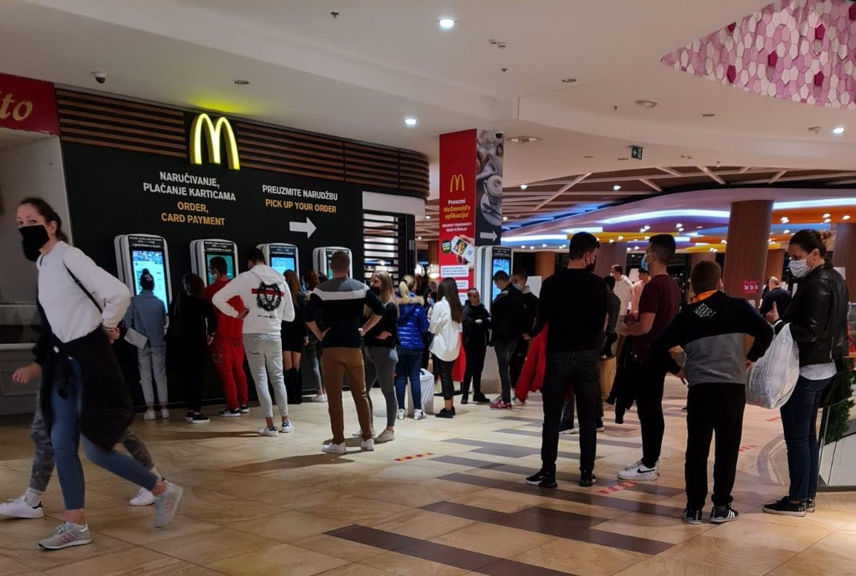 VIDEO: KAKVOG OVO IMA SMISLA?! Pogledajte McDonald's, kao da korone nema