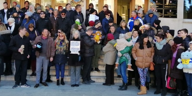PROSVJED PRED ŽUPANIJOM Protivnici covid mjera ostavili plišance pred ulazom