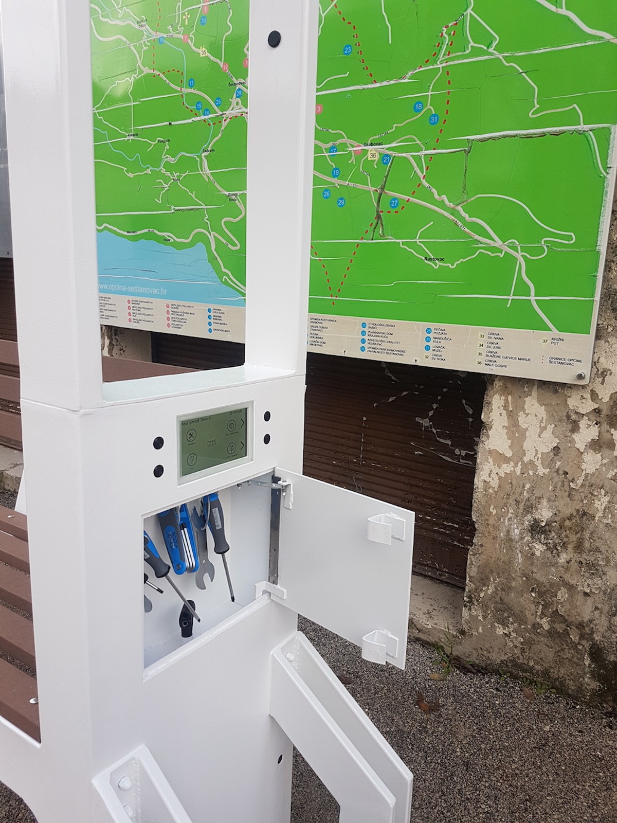 Pametna klupa u Šestanovcu