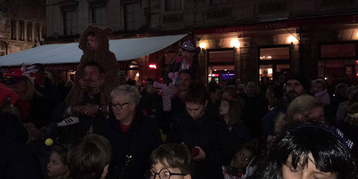 VIDEO Splićani kao Krnju zapalili - dva mobitela, Ivan Pernar i Ava Karabatić zapjevali Zečićev hit 'Ima li nade za nas'