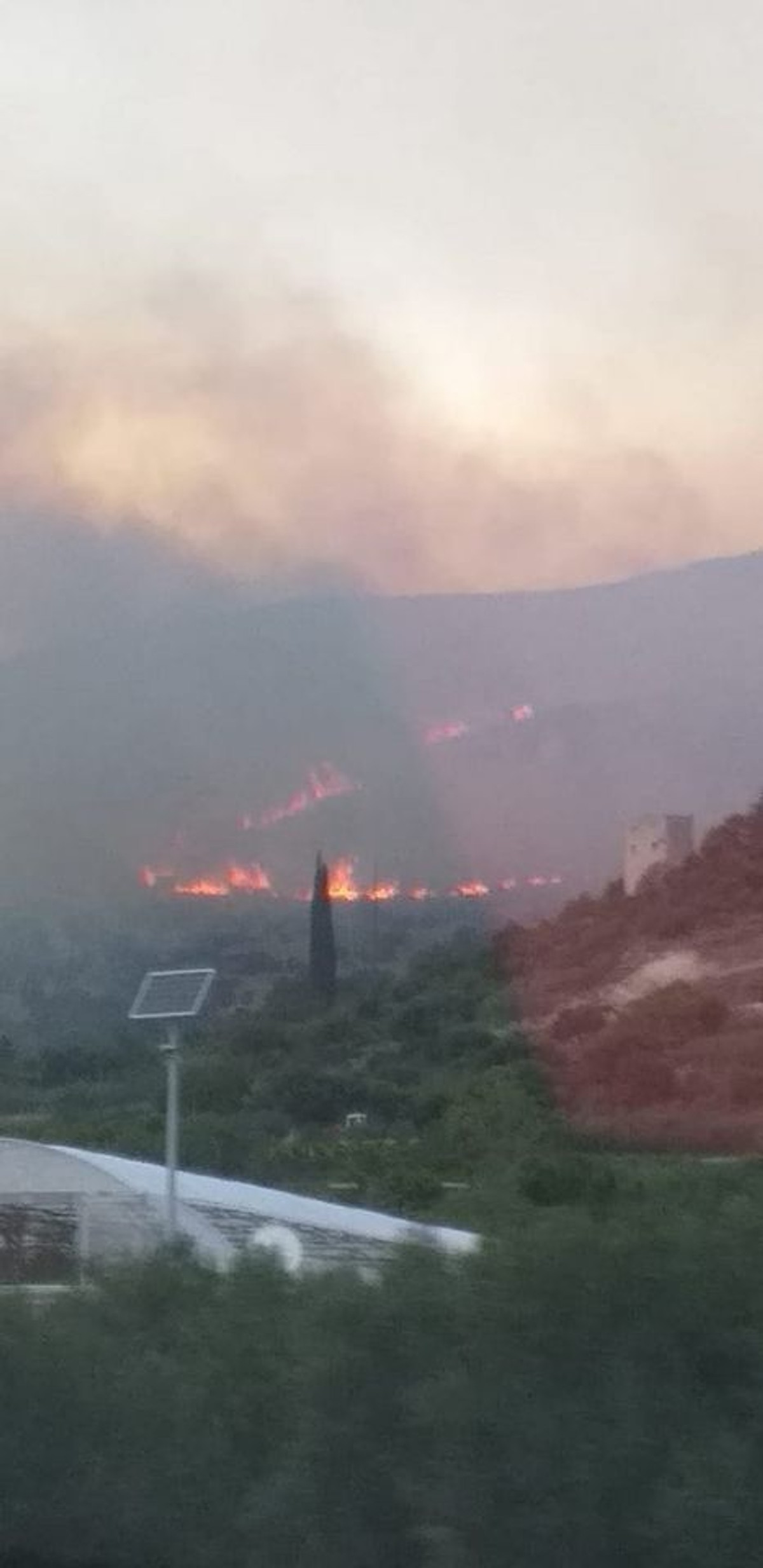 FOTO/VIDEO: UDAR GROMA Buknuo požar iznad trogirske zaobilaznice; Kanaderi uspjeli obuzdati vatru nošenu vjetrom