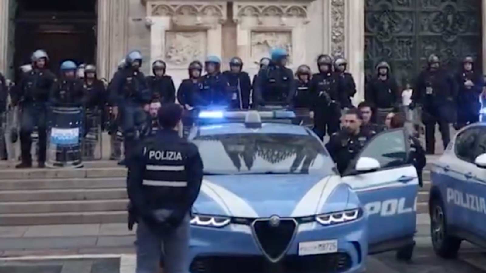 Italija šalje 500 vojnika u Milano: Luksuzne trgovine zabijaju daske na izloge, policija privela stotine mladih