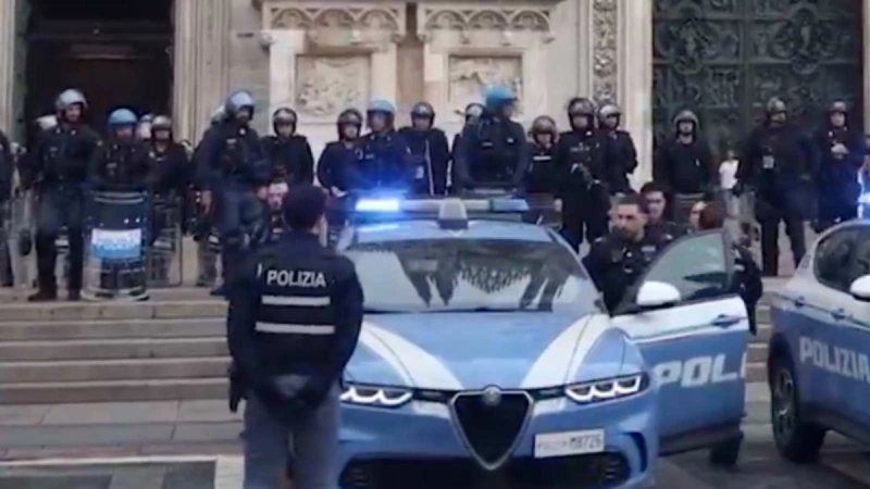 Italija šalje 500 vojnika u Milano: Luksuzne trgovine zabijaju daske na izloge, policija privela stotine mladih