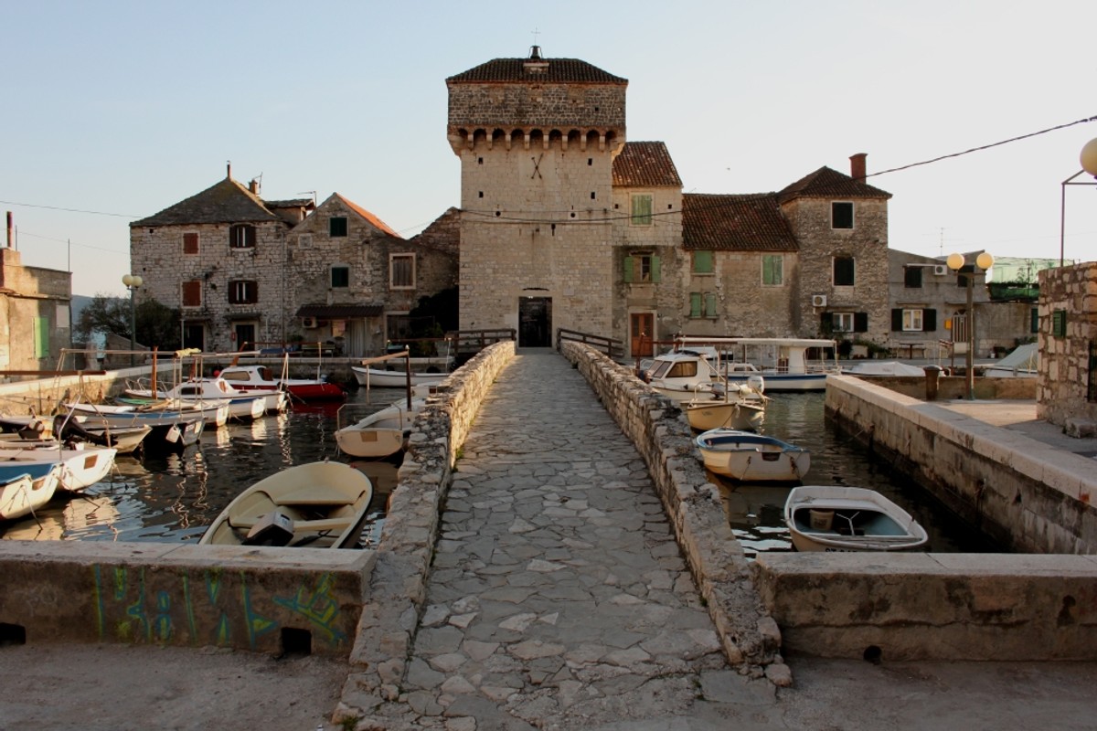 Povijest Kaštela: Trogirski i splitski plemići digli su dvadesetak utvrda kako bi zaštitili težake i ljetinu