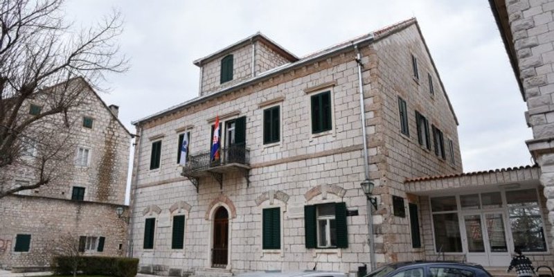 NE RADI, A PRIMA PLAĆU Voditelj imotskog pogona optužen za pronevjeru tri godine pod suspenzijom 