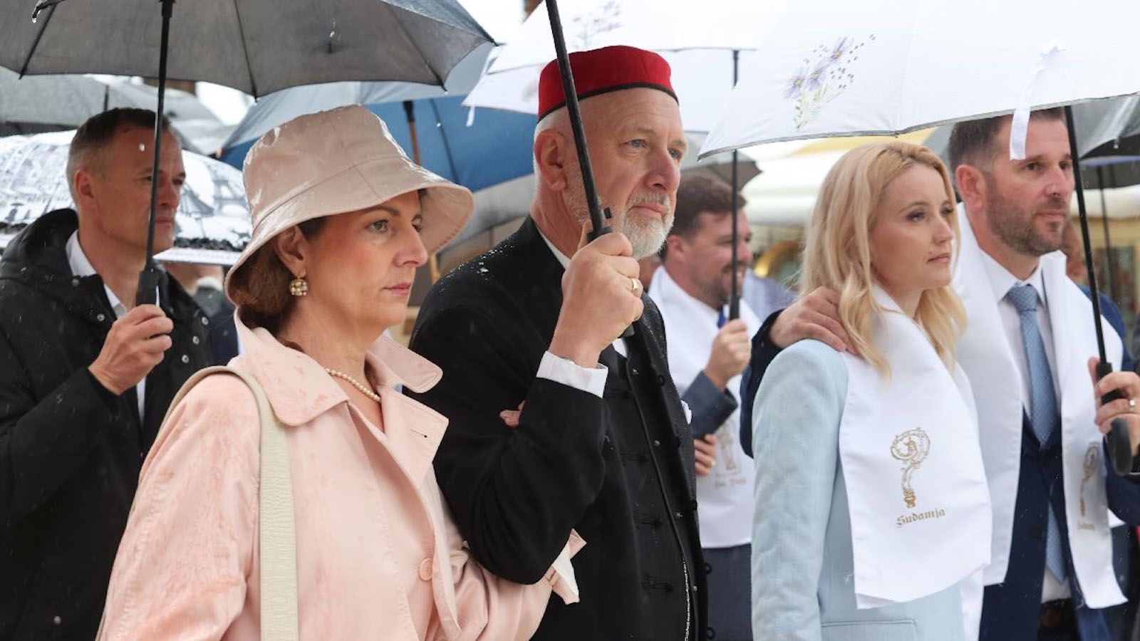 FOTO Modna borba s kišom u Splitu: Elegantni kaputi, šeširi i tamna odijela