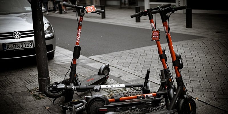 TEŠKE OZLJEDE Pijana i bez kacige pala s električnog romobila