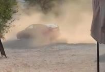 VIDEO Jutarnje divljanje u Kaštel Gomilici: Driftao uz plažu i kafić, sve je snimljeno