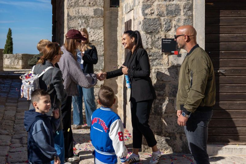 Tvrđava Klis i treću godinu zaredom dočekala 100.000 posjetitelja: Jubilarni broj pripao mladoj obitelji iz Splita