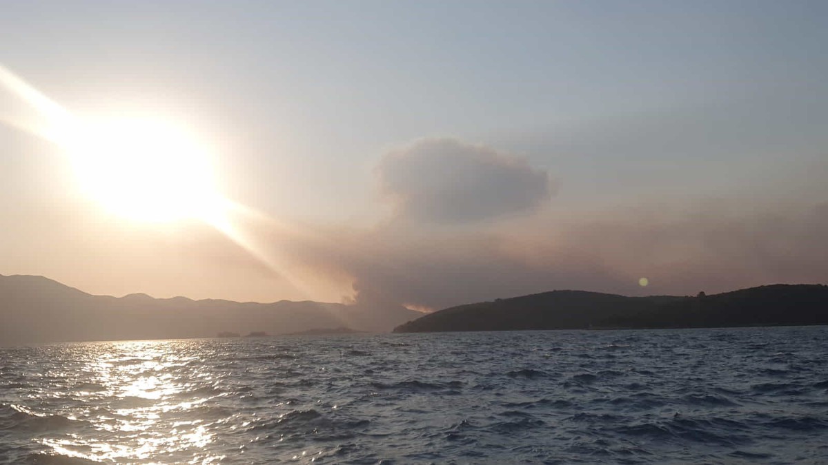 FOTO/VIDEO Izbio novi požar na Pelješcu, hitno preusmjerena dva kanadera iz Omiša!