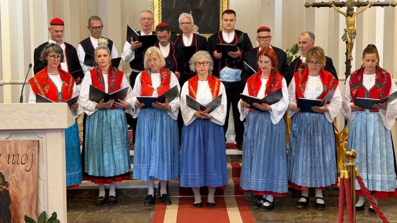 FOTOGALERIJA: U Primoštenu održana 29. smotra crkvenog pučkog pjevanja 'Puče moj'