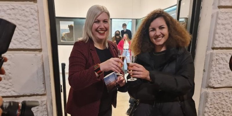 VIDEO: PRVI KULTURNI DOGAĐAJ U HRVATSKOJ Lucija Drača u Fotoklubu otvorila izložbu