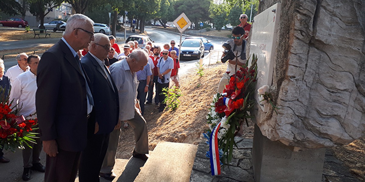  Andro Krstulović Opara položio vijenac palim partizanima: 'Došao sam se pokloniti hrabrim momcima koji su se bez kalkuliranja goloruki išli boriti za oslobođenje svoga kraja'