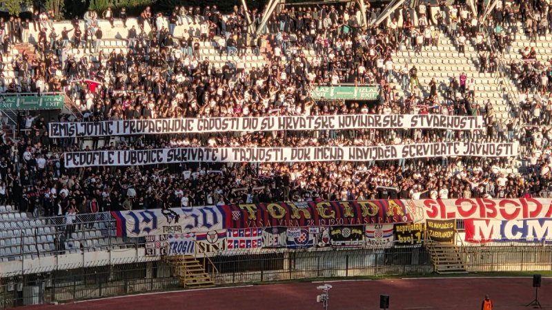 Torcida u prvom poluvremenu podigla poruku