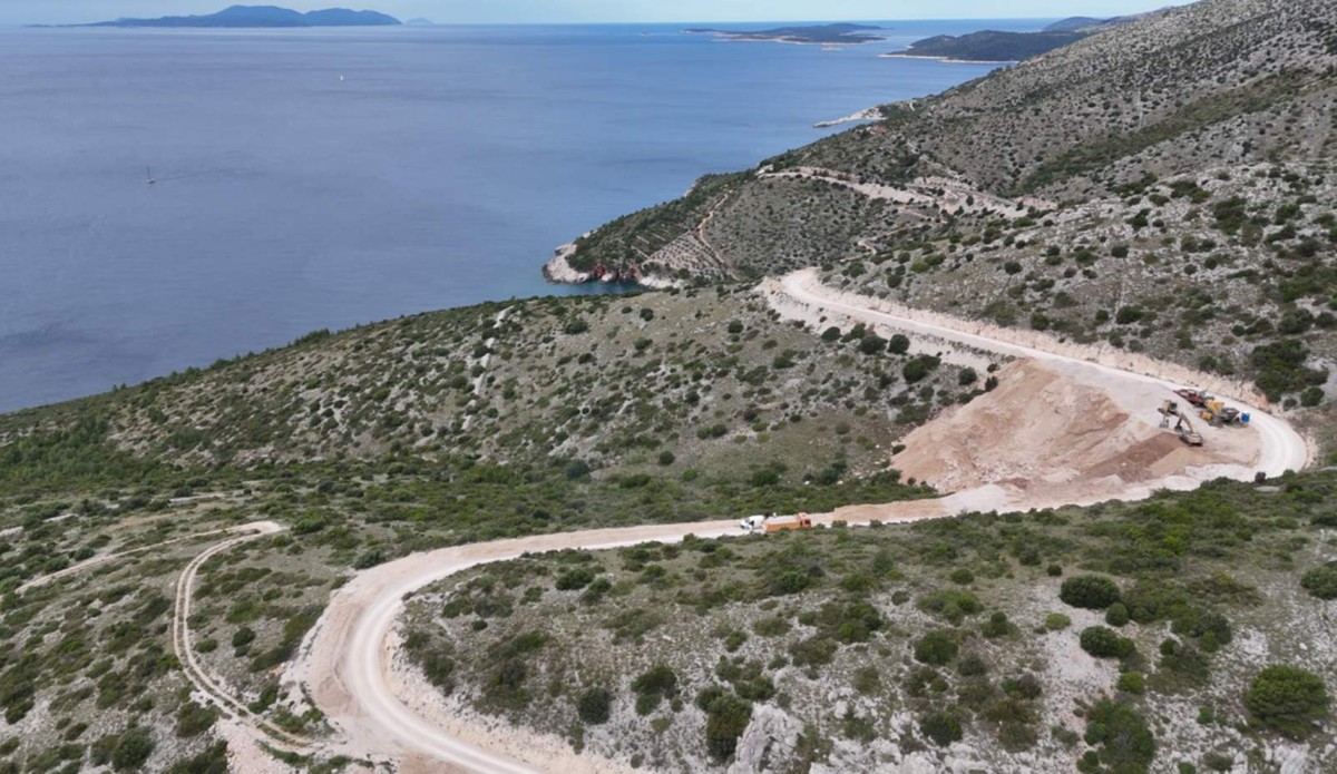 Zatvara se cesta Dubovica - Sveta Nedjelja na Hvaru