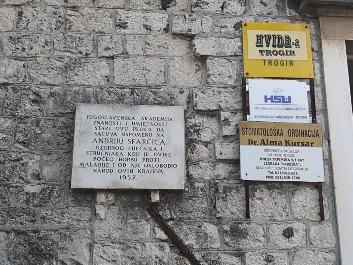 KURIOZITET Ispred spomen ploče o pobjedi protiv malarije, trogirski SDP dočekao Bernardića