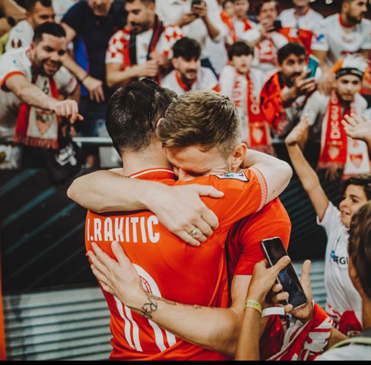 FOTO: Šal Hajduka i trofej Europske lige u rukama Rakitića i njegovih četrdesetak navijača iz Splita!