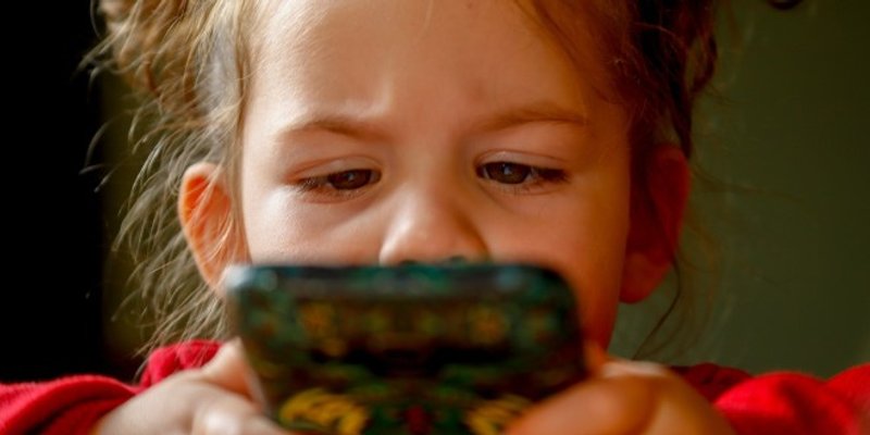 MUP pokreće kampanju #sigurniONLINE za zaštitu djece na internetu