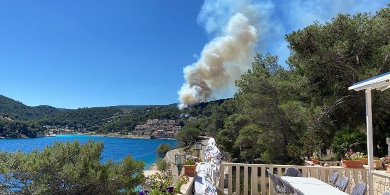GORI BRAČ Požar iznad Pučišća, vatrogasci su na terenu