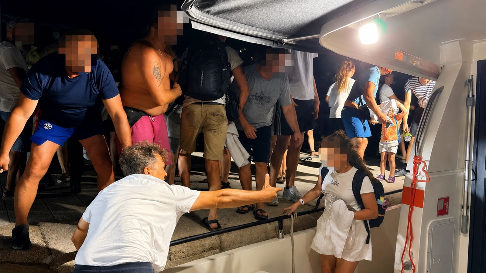 Više od 500 ljudi spas od požara kod Omiša potražilo u moru: 'Nismo ih vidjeli, samo smo čuli krikove'