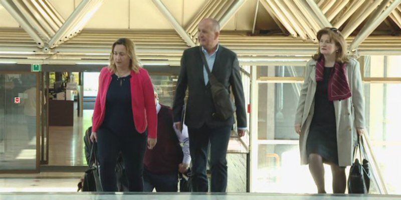 Ove godine bez regresa, božićnice i jubilarne nagrade?