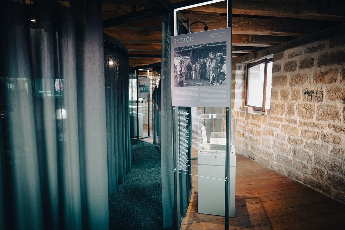 FOTOGALERIJA Svečano otvorena galerija 'Za križen' u Jelsi